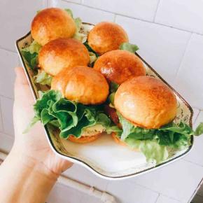 忘了拍做鸡胸肉的步骤了！不过也不难，就是鸡胸肉切成12块，放一勺酱油，一勺耗油，半勺糖，半勺盐，一勺油！腌制1个小时，然后放到不沾锅煎熟即可！