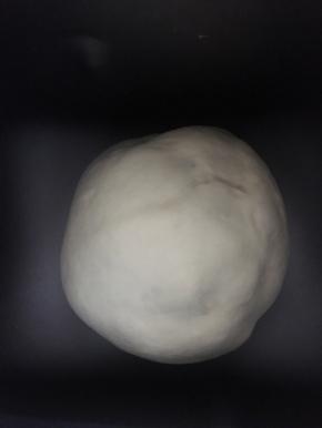 揉圆放置面包机内发酵至2倍大