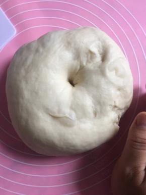 粘面粉戳一个洞看是否发酵到位，戳了没有回缩即可（天气热的情况一般我都是30分钟左右就发好了）