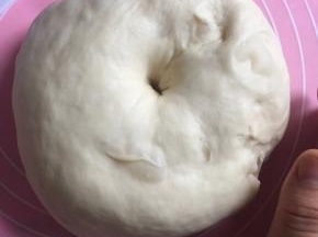 粘面粉戳一个洞看是否发酵到位，戳了没有回缩即可（天气热的情况一般我都是30分钟左右就发好了）