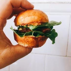 脱模放凉后在中间部位用面包刀轻轻切割开，要注意不要切刀手了哦！一层生菜，一层鸡胸肉，挤上沙拉酱让后在一层生菜这样的叠放，当然咯，喜欢吃肉的也可以一层生菜，一层鸡胸肉，再一层生菜，一层鸡胸肉这样放，自己吃随意放！