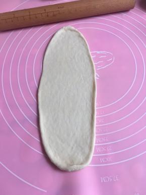 轻轻擀平，不要太用力哦，把气体擀出就可以了！