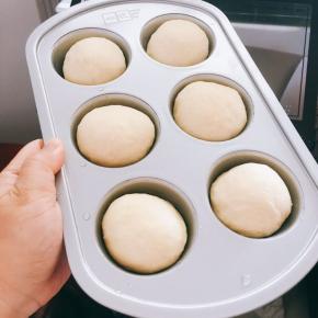 擀好后揉圆放到模具静置10分钟！模具是ACA 的不沾6连膜！不用不沾膜的换建议刷油或放油纸托