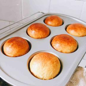 放到烤箱二发！建议放一碗热水在烤箱二发！一般30分钟左右就可以完成二发了！发到1.5~2倍大放进提前预热的烤箱烤！预热温度为170度5分钟！烤汉堡包的温度160度上下火20分钟就可以出炉了！烤的时候建议在10分钟左右看看是否上色快，要是上色快建议盖上锡纸哦！以免或许老火了