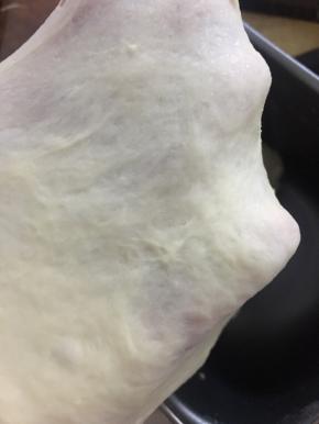 面包机先放液体，所有粉类放好后在面包机两个角落分别放盐跟酵母，aca 和面程序20分钟，扩展后加入黄油再启动和面程序20分钟！