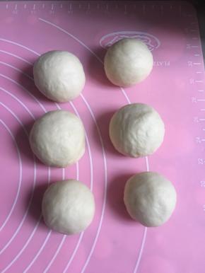 分成12个同样大小的分量揉圆！完美控可以秤好分量哈！我只拍了6个请不要介意！