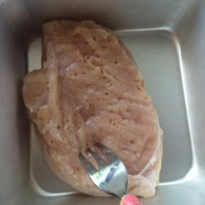 鸡胸肉用叉子扎眼儿，方便腌制的时候入味。