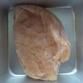 用胡椒粉、料酒、盐腌制15分钟，期间轻轻的按摩，使其更好地吸收。