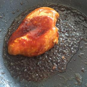 加入适量照烧汁。
小火慢炖三分钟，大火收汁。