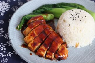 一碗米饭，搭配上做好的鸡肉，淋上汤汁，一份美味的照烧鸡排饭就做好了。