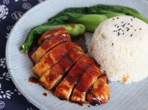 一碗米饭，搭配上做好的鸡肉，淋上汤汁，一份美味的照烧鸡排饭就做好了。