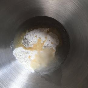 水油皮：中筋面粉加入猪油、清水、细砂糖，先搅拌成絮状，再不停揉搓