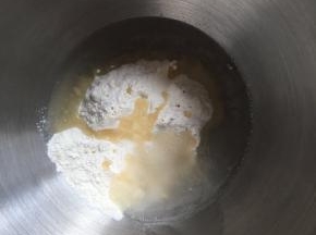 水油皮：中筋面粉加入猪油、清水、细砂糖，先搅拌成絮状，再不停揉搓