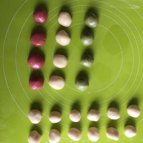 水油皮的每一个颜色平均分为4份，即总共有12份水油皮小面团；油酥平均分为12份