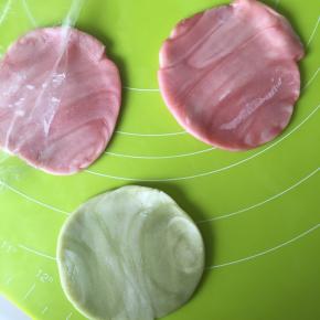 压扁，擀成饺子皮大小的厚约2mm的面皮