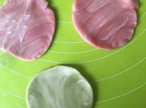 压扁，擀成饺子皮大小的厚约2mm的面皮