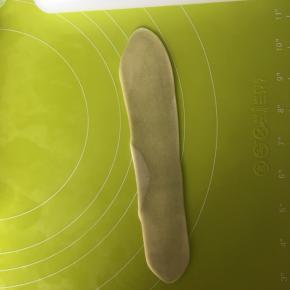 松弛好的小面卷，再一次擀成牛舌状