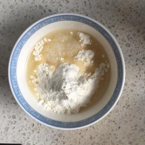 油酥的制作：低筋面粉加猪油，用筷子搅拌，然后揉成团即可，不要过度揉，成团即可