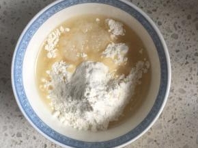 油酥的制作：低筋面粉加猪油，用筷子搅拌，然后揉成团即可，不要过度揉，成团即可