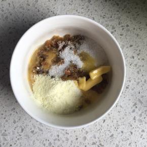 椰蓉馅制作：夹馅材料全部混合，搅拌均匀（黄油要提前软化）