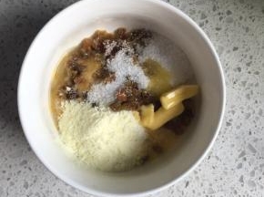 椰蓉馅制作：夹馅材料全部混合，搅拌均匀（黄油要提前软化）