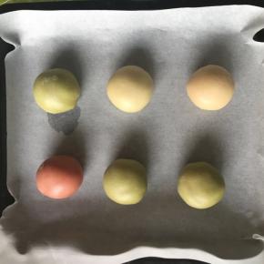 放在铺了一张油纸的烤盘内，烤箱预热180度，热风循环火