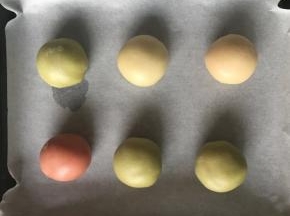放在铺了一张油纸的烤盘内，烤箱预热180度，热风循环火