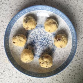 把夹馅平均分为6份，揉捏成丸子状，放入冰箱冷藏