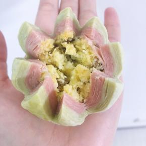 美美的荷花酥，一见倾心，近嗅诱人，下口香酥迷人。