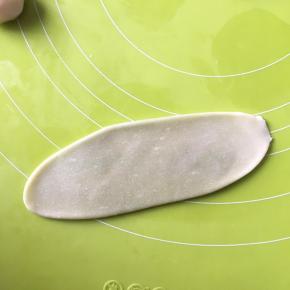 像包包子一样收口以后翻过来，擀成牛舌状