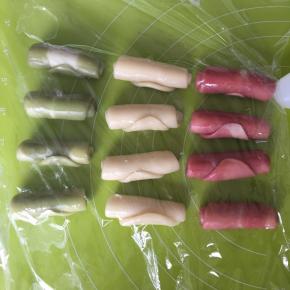 然后卷起来，每一份水油皮盒油酥都按以上步骤做好卷起来，盖上保鲜膜，松弛15分钟