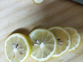 柠檬切片备用，切片均匀不要太厚或太薄