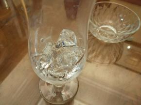 把冰块放入杯中