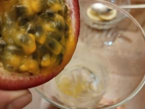 百香果切开，用勺子盛出果肉加入杯子