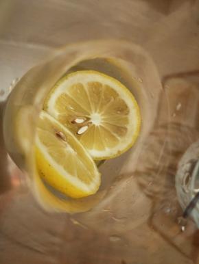 切好的柠檬加入两片