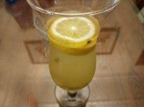 加入饮用水至杯子八分满