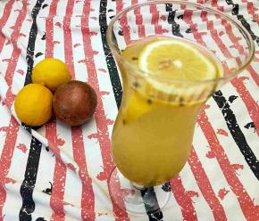 搅拌均匀，冰冰凉凉的百香果蜂蜜柠檬饮就做好了