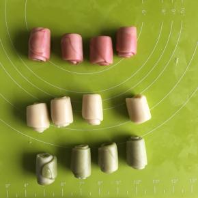 接着卷起来，再盖上保鲜膜松弛15分钟