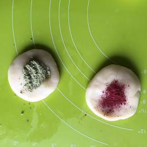 把水油皮平均分为3份，其中两份分别加入抹茶粉、红曲粉，揉均匀，剩下一份原色就好，揉好的水油皮面团盖上保鲜膜