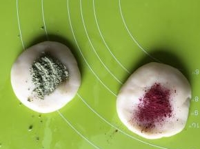 把水油皮平均分为3份，其中两份分别加入抹茶粉、红曲粉，揉均匀，剩下一份原色就好，揉好的水油皮面团盖上保鲜膜