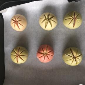 用锋利的刀在顶部划4刀