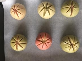 用锋利的刀在顶部划4刀