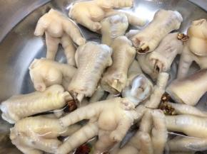 锅中倒入适量的水，在倒入调料和鸡脚