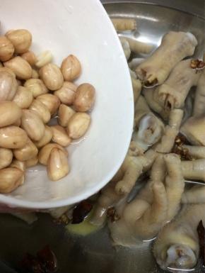 在将浸泡好的花生米倒入