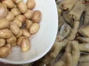 在将浸泡好的花生米倒入