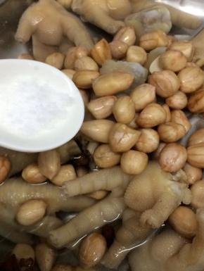 最后将盐放入，大火烧开，转小火慢煮二十分钟