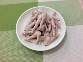 鸡脚洗净，去掉脚趾，切成两段