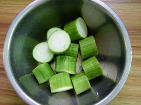 丝瓜刨去皮，切段