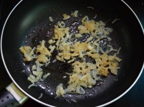 锅中加油，放入干贝丝炒香