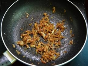 再加入蒜末炒至略焦，再加酱油炒匀